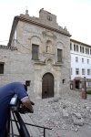 Un cámara toma imágenes de los daños materiales en el barrio de San Diego de Lorca, una de las zonas afectadas por el terremoto de 5.2 grados que ha sacudido la región de Murcia y que ha provocado diez fallecidos.