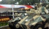Dos tanques de las fuerzas armadas paraguayas durante el desfile militar por las calles de Asunción.