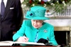 La reina Isabel II de Inglaterra firmó el libro de honor de la residencia presidencial irlandesa.