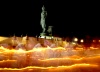 Devotos budistas encienden velas frente a la gran estatua de Buda del sagrado lugar de Buddhamonthon, en Tailandia.