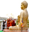 Aunque sin participación del dalái lama ni sus seguidores -que se guían por otro calendario-, los budistas indios rodearon de flores, velas, y banderolas las estatuas de Buda erigidas en el lugar, y hubo templos que organizaron actos, oraciones y bendiciones.