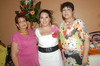 20052011  novia junto a su mamá Sra. Leobarda Herrera Núñez y su futura suegra Sra. Carmen López Flores, quienes fungieron como anfitrionas del festejo.