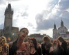 Hombres y mujeres participaron en el desfile de zombies por el centro de Praga.