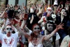 Hombres y mujeres participaron en el desfile de zombies por el centro de Praga.