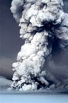 Islandia cerró su principal aeropuerto internacional y canceló todos sus vuelos nacionales, luego que una poderosa erupción volcánica enviase columnas de humo, cenizas y vapor a 20 kilómetros de altura.