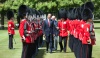 La reina se paró junto al presidente mientras guardias escoceses en chaquetas rojas tocaban el himno nacional estadounidense.