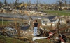 Una reportera de televisión informa desde el terreno dos días después de que un destructivo tornado arrasara la localidad de Joplin, en Misuri (EU).