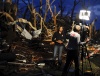 Una reportera de televisión informa desde el terreno dos días después de que un destructivo tornado arrasara la localidad de Joplin, en Misuri (EU).