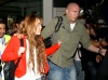 Su tour mánager primero les dijo a todos los que la esperaban que se organizaran y posaría para la foto; sin embargo, el desorden se desató cuando Miley salió por una puerta contigua y entre empujones y jaloneos llegó al estacionamiento donde abordó una Suburban negra sin decir una palabra, para dirigirse al hotel donde se hospedará.