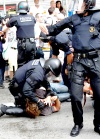 Este viernes, desde las 06:45 hora local (04:45 horas GMT) decenas de agentes policíacos rodearon la emblemática Plaza Catalunya, de la capital catalana, para iniciar la operación de desalojo, que se esperaba tranquila y sin confrontaciones.
