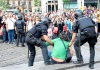Este viernes, desde las 06:45 hora local (04:45 horas GMT) decenas de agentes policíacos rodearon la emblemática Plaza Catalunya, de la capital catalana, para iniciar la operación de desalojo, que se esperaba tranquila y sin confrontaciones.