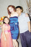 29052011  lució la festejada junto a sus hijos Andrea Estefanía y Jorge Juan.