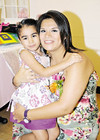29052011  Enríquez Chávez junto a su pequeña hija Mariana Marcos Enríquez.