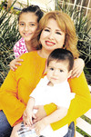31052011  Rosa Gómez de Carrillo, con sus nietecitos Fernanda y Rubén, el día que celebró su cumpleaños.