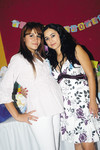 02062011  Pérez Resendis en su fiesta de canastilla acompañada de su cuñada Adriana Mora Galindo.