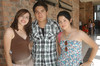03062011  Hurtado Rivas junto a las anfitrionas de su festejo.