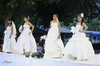 05062011  Érika, Nallely y Arlin modelaron vestidos de novia elaborados a base de plástico blanco de bolsa para basura, como tocados y ramo fueron hechos de papel higiénico.