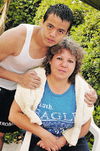 05062011  con su mamá Herminia Reyes.