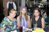 Minerva Ochoa en su fiesta de canastilla junto a su suegra Sandra de Soto y su mamá Elvira Gómez.