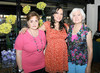 Minerva Ochoa en su fiesta de canastilla junto a su suegra Sandra de Soto y su mamá Elvira Gómez.