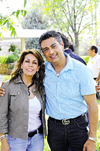05062011  y Antonio Contreras junto a Renata Chapa.
