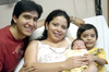 06062011  en brazos de sus papás Abel Rodríguez y Alejandra Talamantes, y su hermanito Abel Santiago.