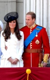 Guillermo y su esposa Catalina, los duques de Cambridge, robaron parte del protagonismo a la reina, ya que era la primera vez que participaban en este desfile desde que se casaron en abril.