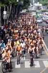 Con el grito de '¡abajo la ropa y arriba la bici!' inició el recorrido de docenas de ciclistas, quienes desnudos transitaron ayer por las principales vialidades de la ciudad.