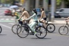 Otros ciclistas prefirieron tomarse fotos con quienes iban pasando para mantener vivo el recuerdo del día que desnudos atravesaron la ciudad.