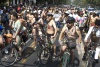 Fueron jóvenes, señores y señoras quienes se reunieron desde las 9:00 horas en Paseo de la Reforma para participar en la sexta Marcha Mundial Ciclista al Desnudo.