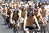 Con el grito de '¡abajo la ropa y arriba la bici!' inició el recorrido de docenas de ciclistas, quienes desnudos transitaron ayer por las principales vialidades de la ciudad.