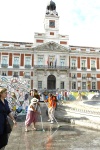 Manifestantes realizaron labores de limpieza tras abandonar la Puerta del Sol en Madrid.