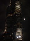 El eclipse total de luna visto desde Dubai (EAU). Al lado, la torre Burj Khalifa, el rascacielos más alto del mundo.