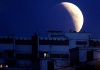 La luna toma una tonalidad roja al ser tapada por la tierra durante el eclipse total de luna.
