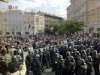 Policías antidisturbios dispararon gas lacrimógeno mientras aseguraban la plaza de Okton.