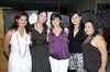 18062011  Reyes Muñoz recibió alegre festejo por parte de María, Perla, Diana, Laura y Luisa Woo Muñoz, Verónica Cárdenas y Gabriela Soto, en la fotografía luce con amigas.