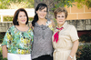 Berenice junto a las anfitrionas de su festejo de canastilla: su suegra Ángeles López de Jaidar y su mamá Male Grajeda de Ramírez.