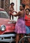 Una mujer juega con su pequeña hija  en La Habana (Cuba).