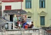Varias personas conversan en una azotea de La Habana Vieja (Cuba).