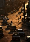Varios autos circulan por una céntrica calle del popular barrio de Centro Habana en la capital cubana.