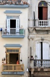 Dos vecinas conversan en los balcones de sus casas hoy en La Habana (Cuba).