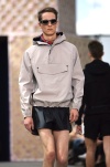 Un modelo desfila con una creación de la firma francesa Louis Vuitton