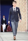 Un modelo desfila con una creación de la firma francesa Louis Vuitton