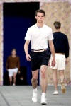 Un modelo desfila con una creación de la firma francesa Louis Vuitton