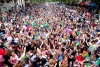 Franceses participan en el desfile anual del Orgullo Gay en París, Francia