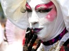 Un participante disfrazado forma parte del desfile anual del Orgullo Gay en París, Francia.