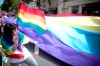 Dos participantes disfrazados se besan mientras forman parte del desfile anual del Orgullo Gay en París.