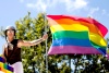 Franceses participan en el desfile anual del Orgullo Gay en París, Francia