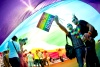 La gente baila y ondea banderas del arcoiris durante su participación en el desfile anual del Orgullo Gay en París.