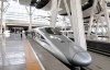 Los constructores del tren bala de China realizaron una corrida de prueba de su línea de Beijing a Shangai en medio de la controversia por su alto costo.